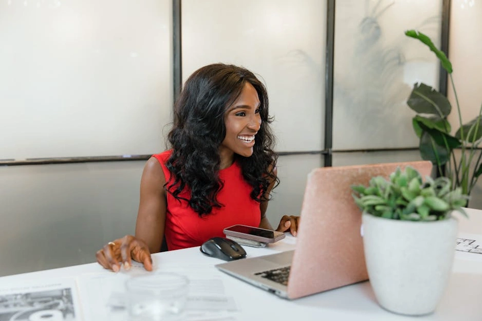 Uśmiechnięty profesjonalista pracujący na laptopie w nowoczesnym biurze